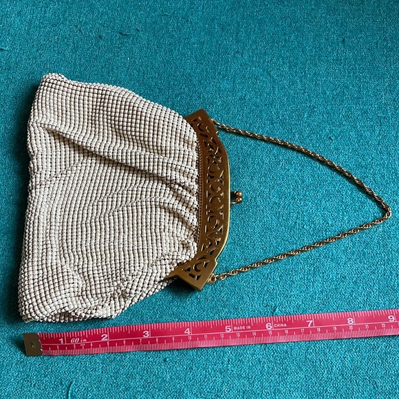 Whiting & Davis chain purse white with gold - Picture 2 of 5